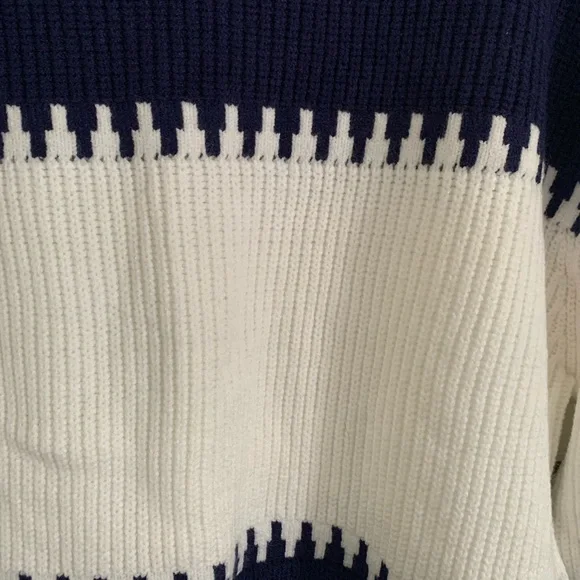 *NEW* Navy and White Women's Sweater. Size Large - Picture 7 of 11